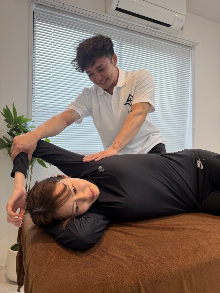 理学療法士がストレッチをしている様子