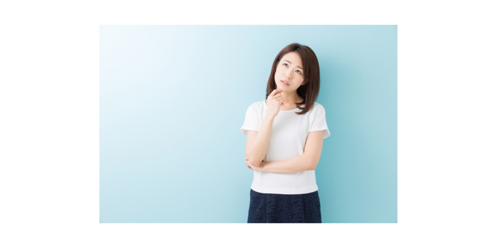 悩ましげな表情をする女性